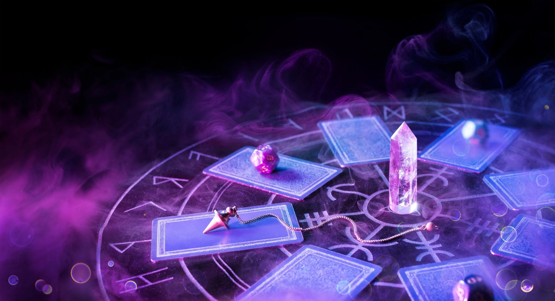 Mesa de tarot con cristales, cartas y símbolos de tarot